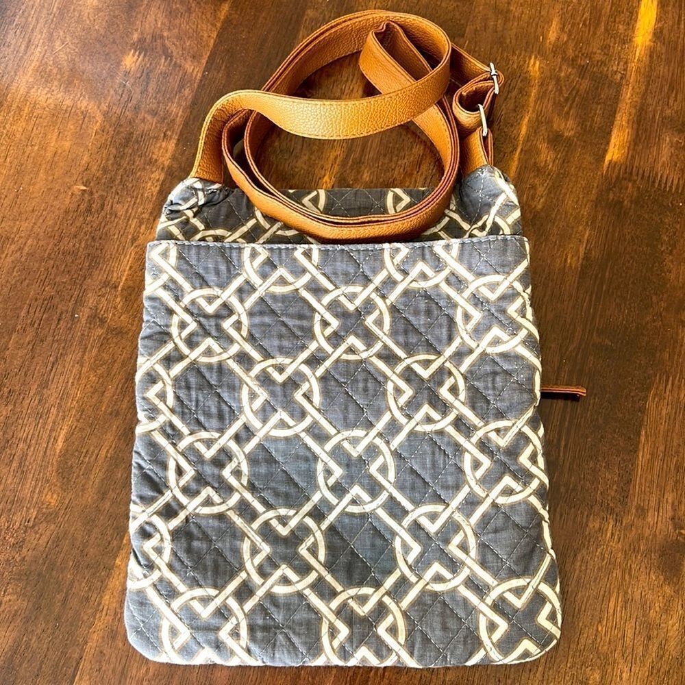 Stone Mountain Gray and White Cloth Crossbody Purse - Picture 2 of 7